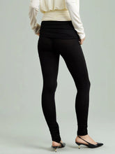 Schwarze enge Hose mit Blumenmuster